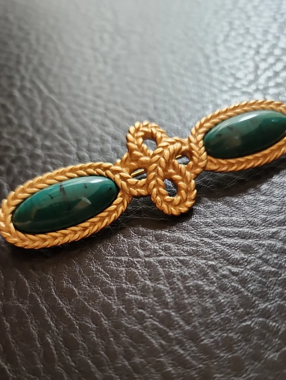 VTG Monet Gold-Tone Braided Rope Brooch with Deep Green Oval Cabochons